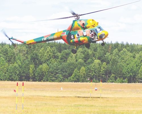 Вертолет россиянок Галины ШПИГОВСКОЙ и Любови ГУБАРЬ выполняет «параллельный слалом»