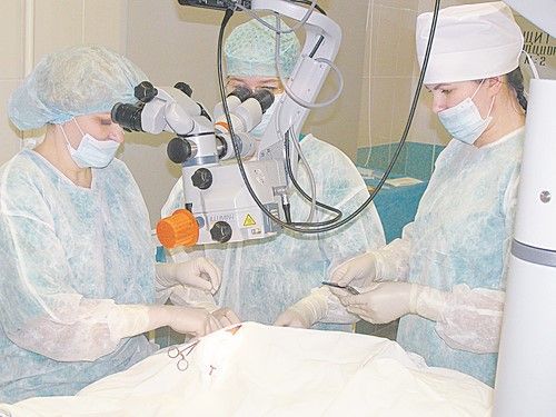 В операционной межрайонного офтальмоло-гического отделения Новополоцкой горболь-ницы спасают зрение еще одному пациенту