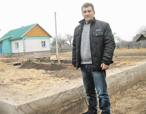 Учитель Шарпиловской сельской школы Виталий ПИКУН заложил фундамент собственного дома
