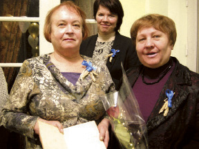 Лілія Лярская-Шацірышвілі (злева) на ўрачыстасці з дзедавай кнігай