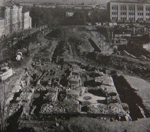 Раскопанные фундаменты.  1985 год.