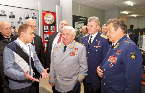Pilot cosmonauts Piotr Klimuk, Oleg Novitsky and Vladimir Kovalenok meet National Academy of Sciences experts