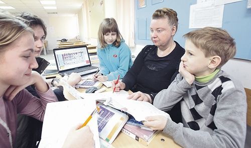 Учитель-новатор Людмила ШАБАШОВА со своими воспитанниками.