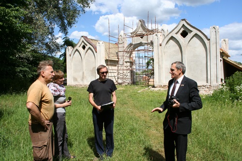 Владислав Цыдик (справа)  обсуждает  со специалистами перспективы восстановления старинной  усадьбы Наркевичей-Иодко.