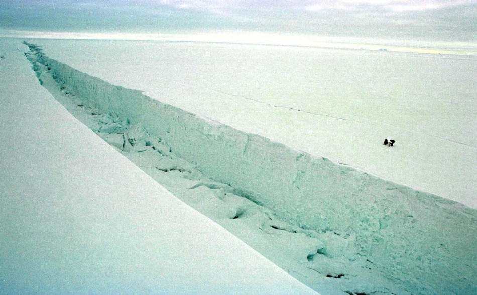 123782-greenpeace-crewmembers-inspect-the-ice-in-antarctica.jpg