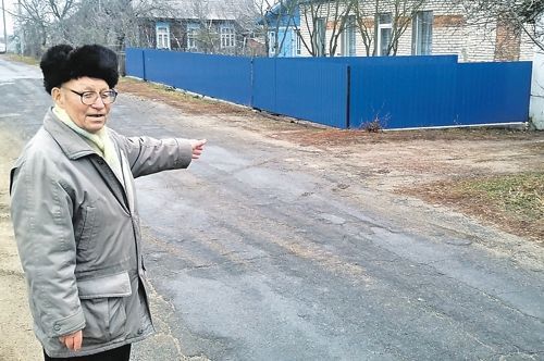 Житель Озаричей Владимир МАКАТРОВ показывает место на улице Чкалова в деревне, где стоял дом, в котором жила семья Исачевых