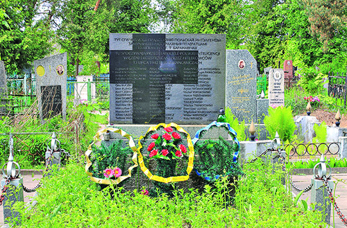 Общая могила расстрелянных поляков на православном кладбище в Барановичах