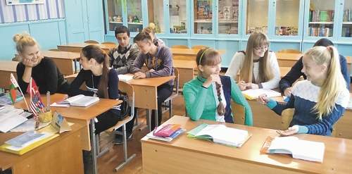 Десятиклассники тоже собирали маленького беженца из Украины к школе