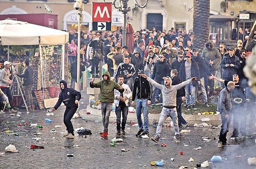 Фанаты «Фейеноорда» на улицах Рима. Фото  РЕЙТЕР.