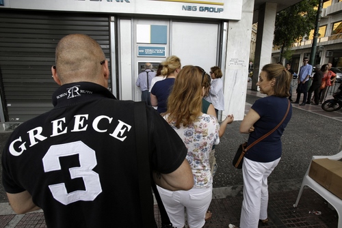 Греция: очереди в банкоматы.