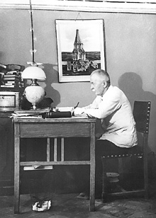 Ф.М.Морозов в рабочем кабинете в Эрмитаже. Фото 1956 г.