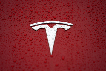 Tesla отзывает почти все свои автомобили в США 