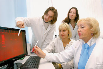 Калектывам лабараторыі генетыкі чалавека кіруе доктар біялагічных навук, прафесар Ірма Масэ (справа)