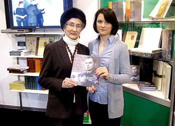 В. Мурашкене (злева) пад час прэзентацыі кнігі пра мужа