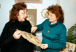 Наталля Дамянікава (злева) робіць цуды з саломкі