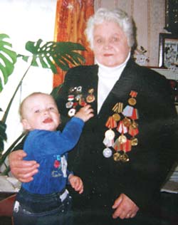 Ганна Бяляй з праўнукам у святочныя дні