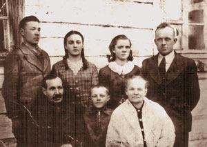 Пётр Конюх з роднымі. Даваенны здымак