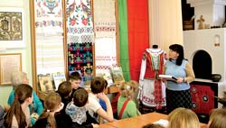 Юным барнаульцам расказваюць пра Беларусь многія аўтэнтычныя рэчы і кнігіх