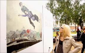 Ля вулічнай экспазіцыі  работ Марка Шагала