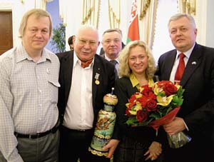 Валерый Казакоў (другі злева) прымаў віншаванні ў беларускім Пасольстве