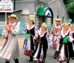 Вось так са святочнага шэсця ўдзельнікаў пачынаўся Міжнародны фестываль “Дняпроўскія галасы ў Дуброўне”